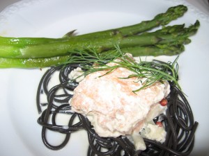 Sepia Spaghetti mit Sahnesauce, Lachs und grünem Spargel